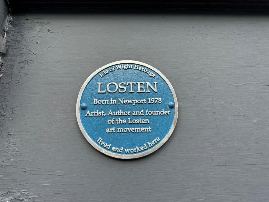Lot: 49 - SHOP AND TWO-BEDROOM FLAT FOR INVESTMENT OR OWNER OCCUPATION - Isle of Wight heritage plaque on building